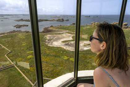 France, Finistère (29), Pays des Abers, Ile Vierge dans l'archipel de Lilia, vue sur l'estuaire de l'Aber Wrac'h depuis le sommet de l'ancien phare de 1845 transformé en écogite