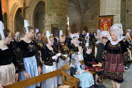 France, Finistère (29), Locronan, labellisé Les Plus Beaux Villages de France, église Saint-Ronan, cérémonie religieuse qui précède la procession de la Troménie