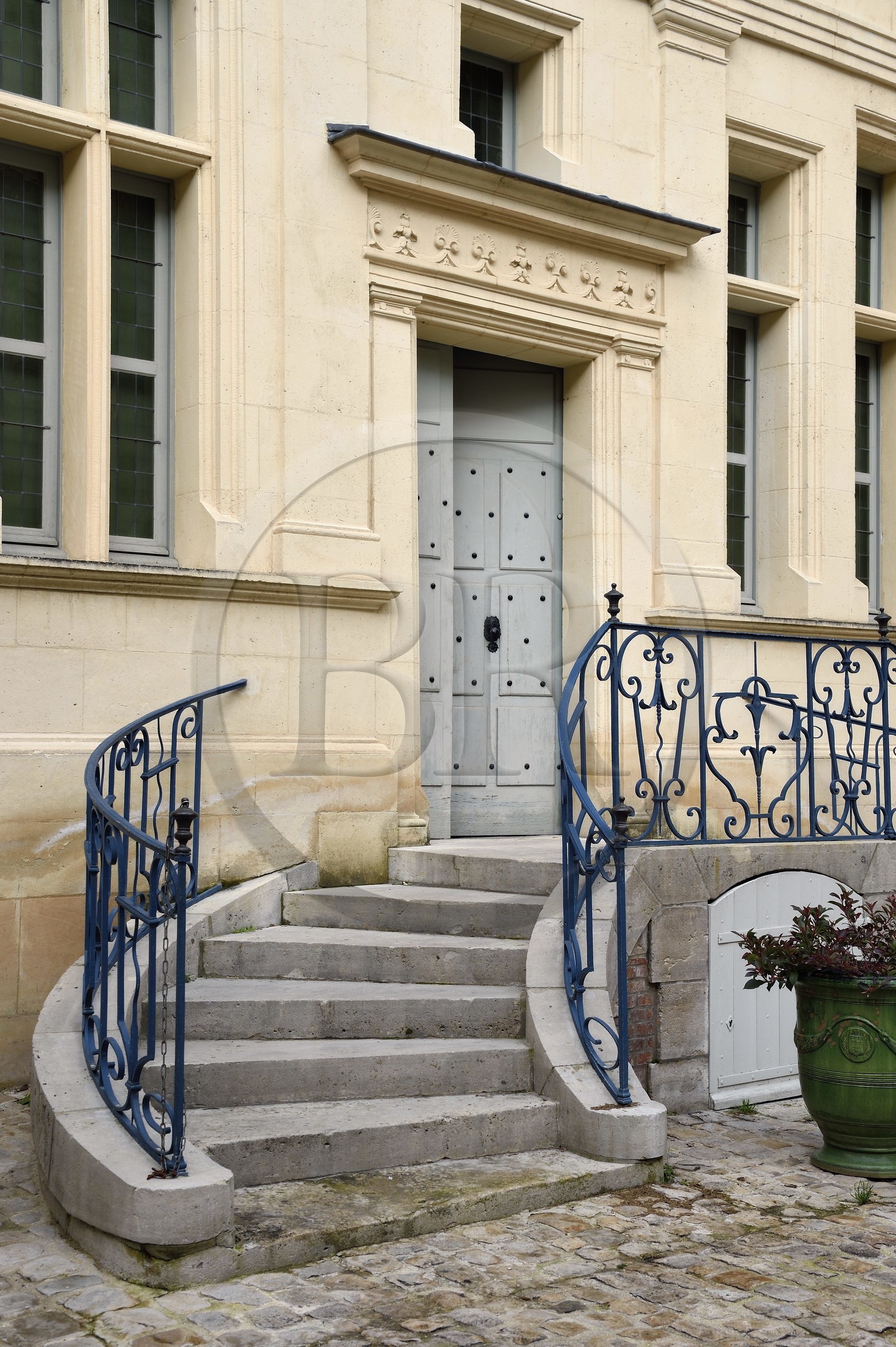 France, Aisne (02), Château-Thierry, Musée Jean de La Fontaine - Ville de Chateau-Thierry dans la maison natale du poète, le perron sur le côté cour