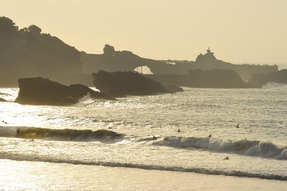 France, Pyrénées-Atlantiques (64), Pays-Basque, Biarritz, surfer à la Grande Plage et le Rocher de la Vierge en arrière plan