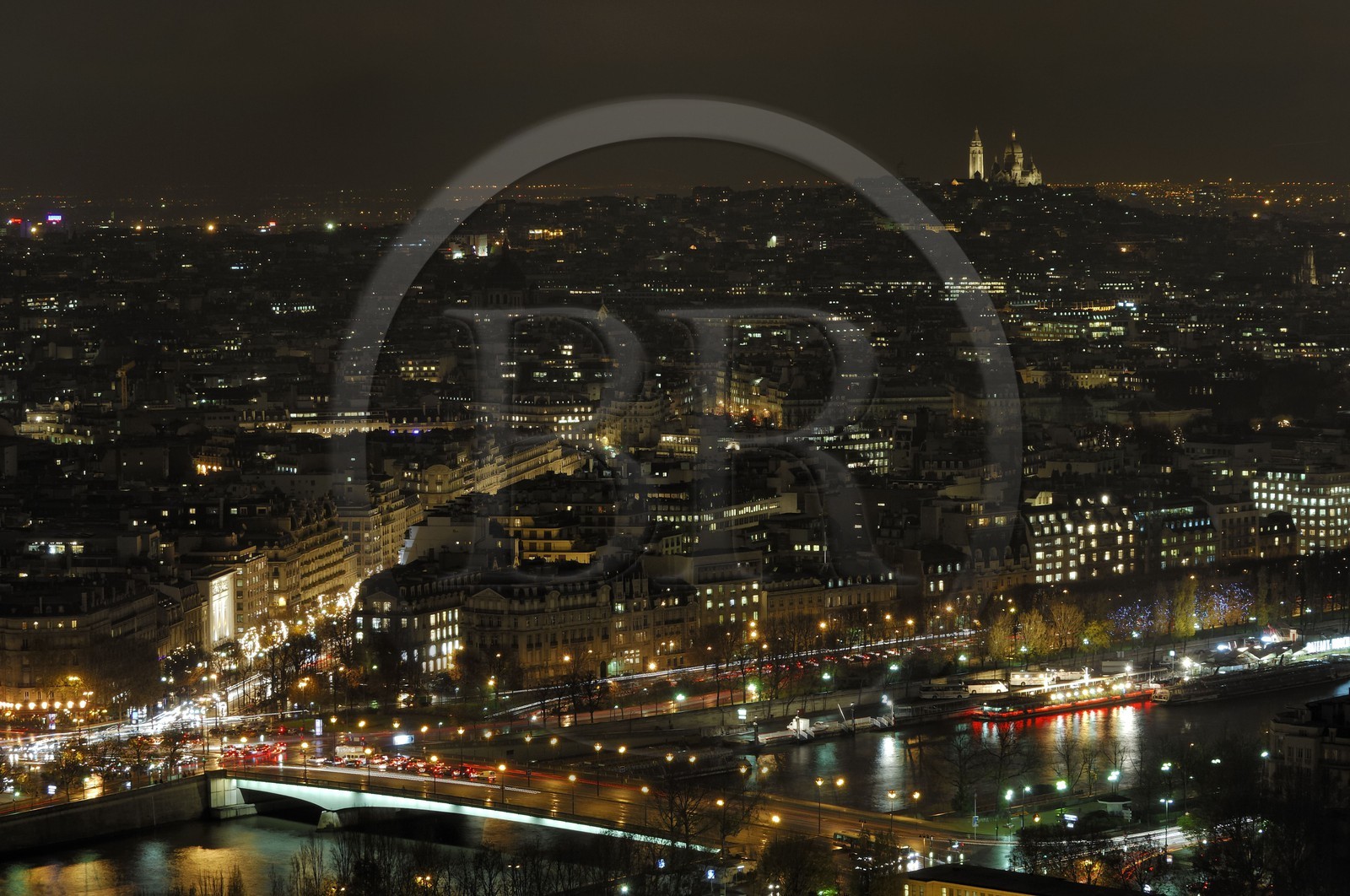 France, Paris (75), les rives de la Seine classées patrimoine mondial de l'UNESCO, et Montmartre de nuit