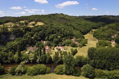France, Dordogne (24), Périgord Noir, vallée de la Vézère à Peyzac-le-Moustier, la rivière Vézère (vue aérienne)