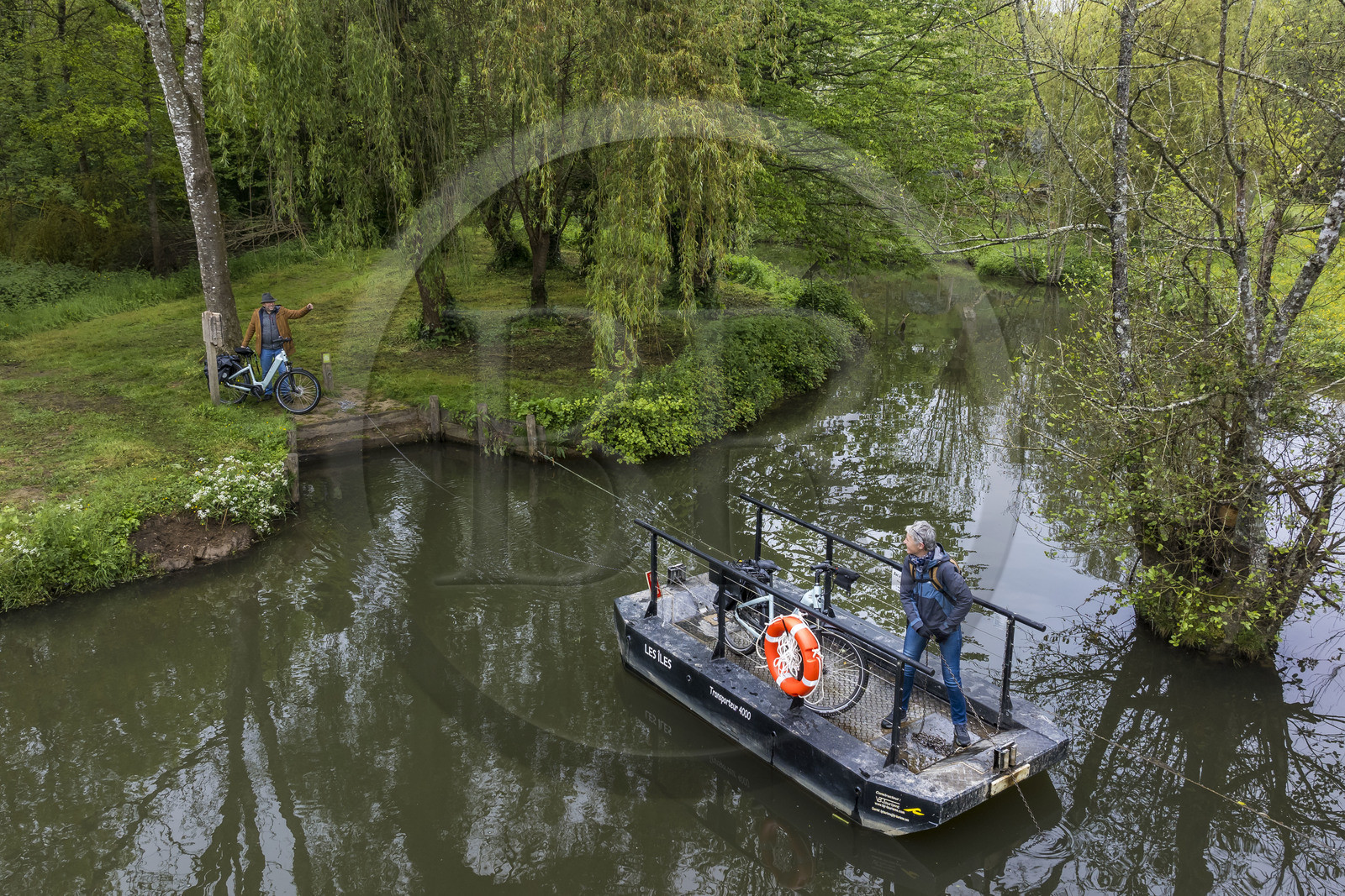 France, Vendée (85), Vouvant, labellisé Les Plus Beaux Villages de France, le bac à chaînes Les Iles sur la rivière La Mère qui entoure le village