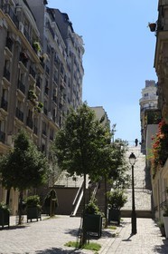 France, Paris (75), escaliers de la Butte Montmartre, couple d'amoureus au sommet de la rue du Mont Cenis