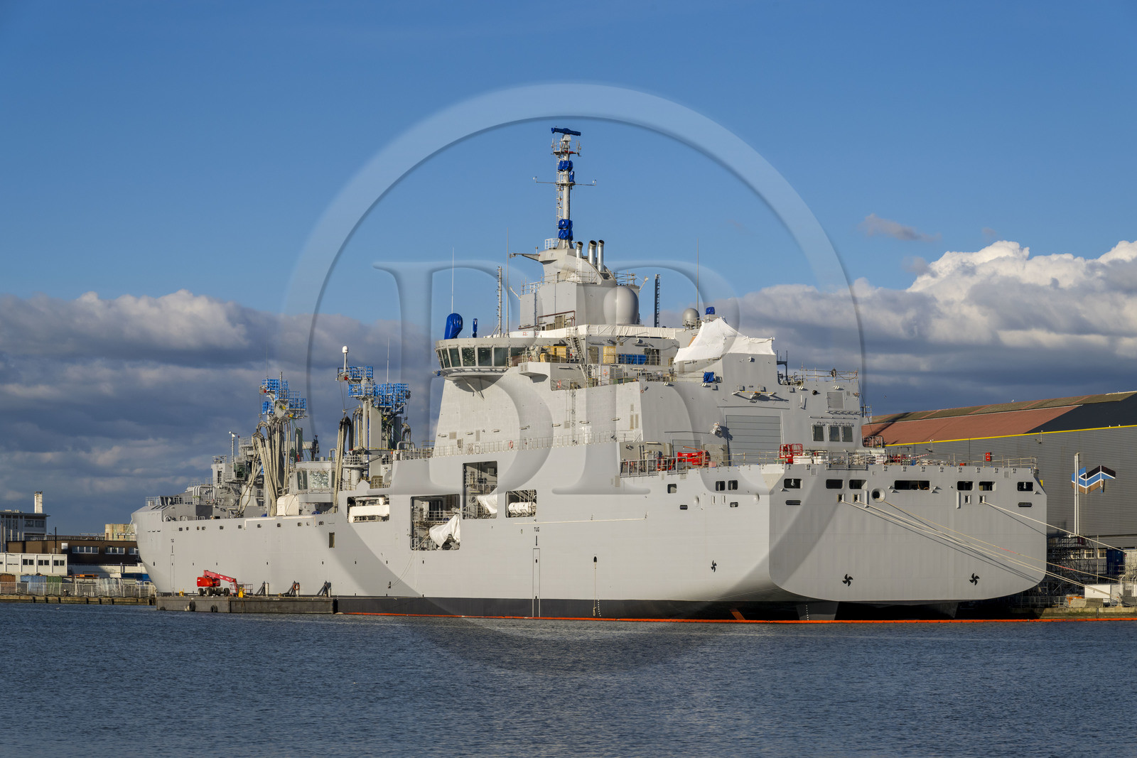 France, Loire-Atlantique (44), Saint-Nazaire, bassin à flot de Penhoët, construction d'un navire de guerre par les Chantiers de l'Atlantique