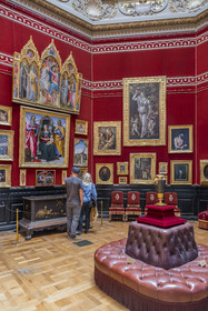 France, Oise (60), Chantilly, le chateau de Chantilly, le musée Condé, salle de la Tribune, murs consacrés à la peinture primitive et de la Renaissance (Sassetta, Fra Angelico, Botticelli, Titien ...)