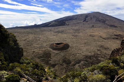 France, île de la Réunion, volcan du Piton de la Fournaise, classé Patrimoine Mondial de l'UNESCO, le cratère Formica Léo au premier plan et le cratère Dolomieu dans l'Enclos