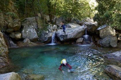 France, Corse-du-Sud (2A), Alta Rocca, Bavella, canyonning dans le torrent de Polischellu