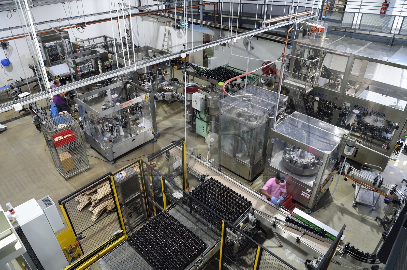 France, Ile de la Reunion, Saint Pierre, domaine de la distillerie Isautier, usine d'embouteillage et d'étiquetage