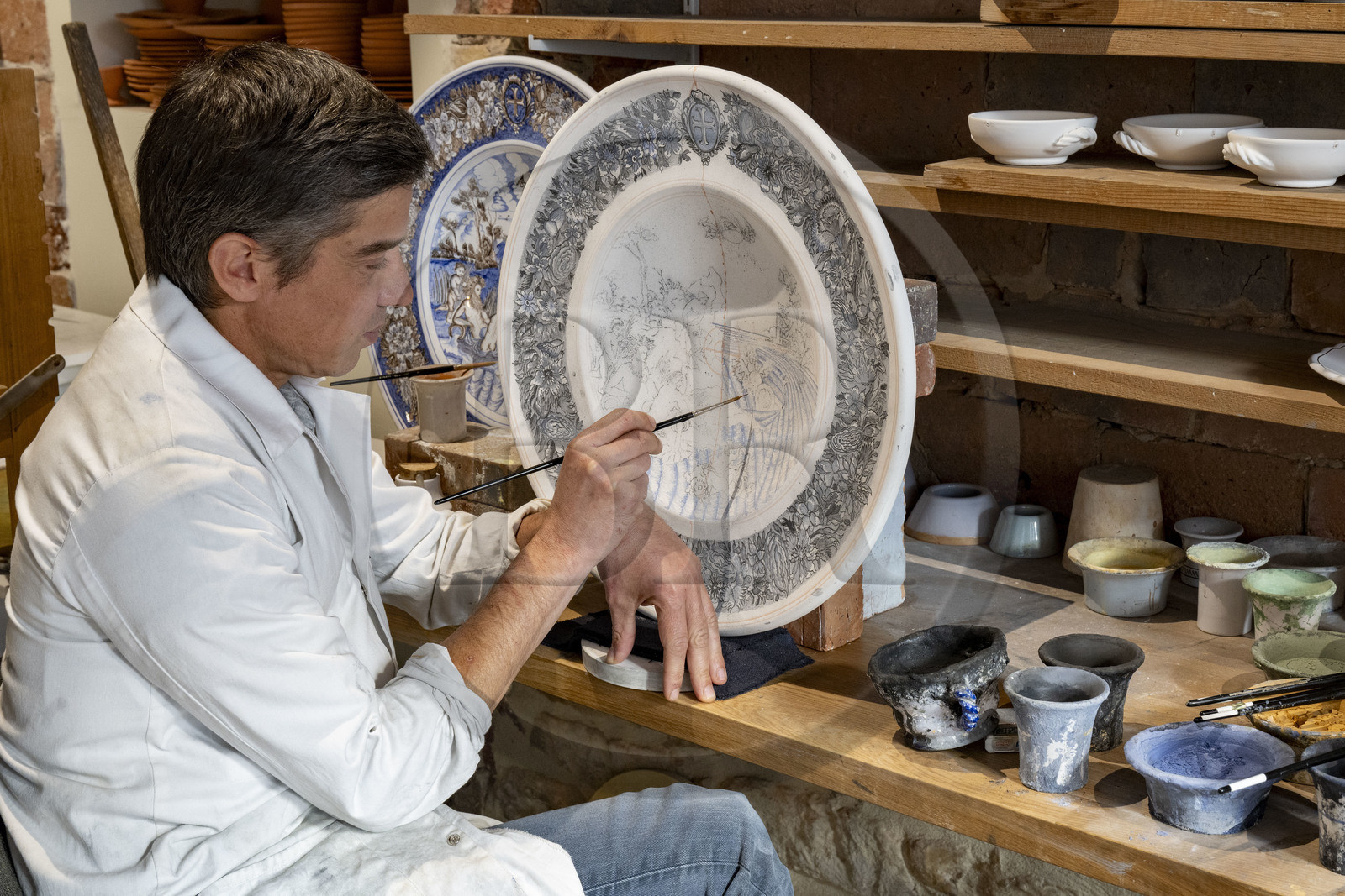 France, Nièvre (58), Nevers, Fayencerie d’art de Nevers, le maître faïencier Clair Bernard dans son atelier rue Sabatier