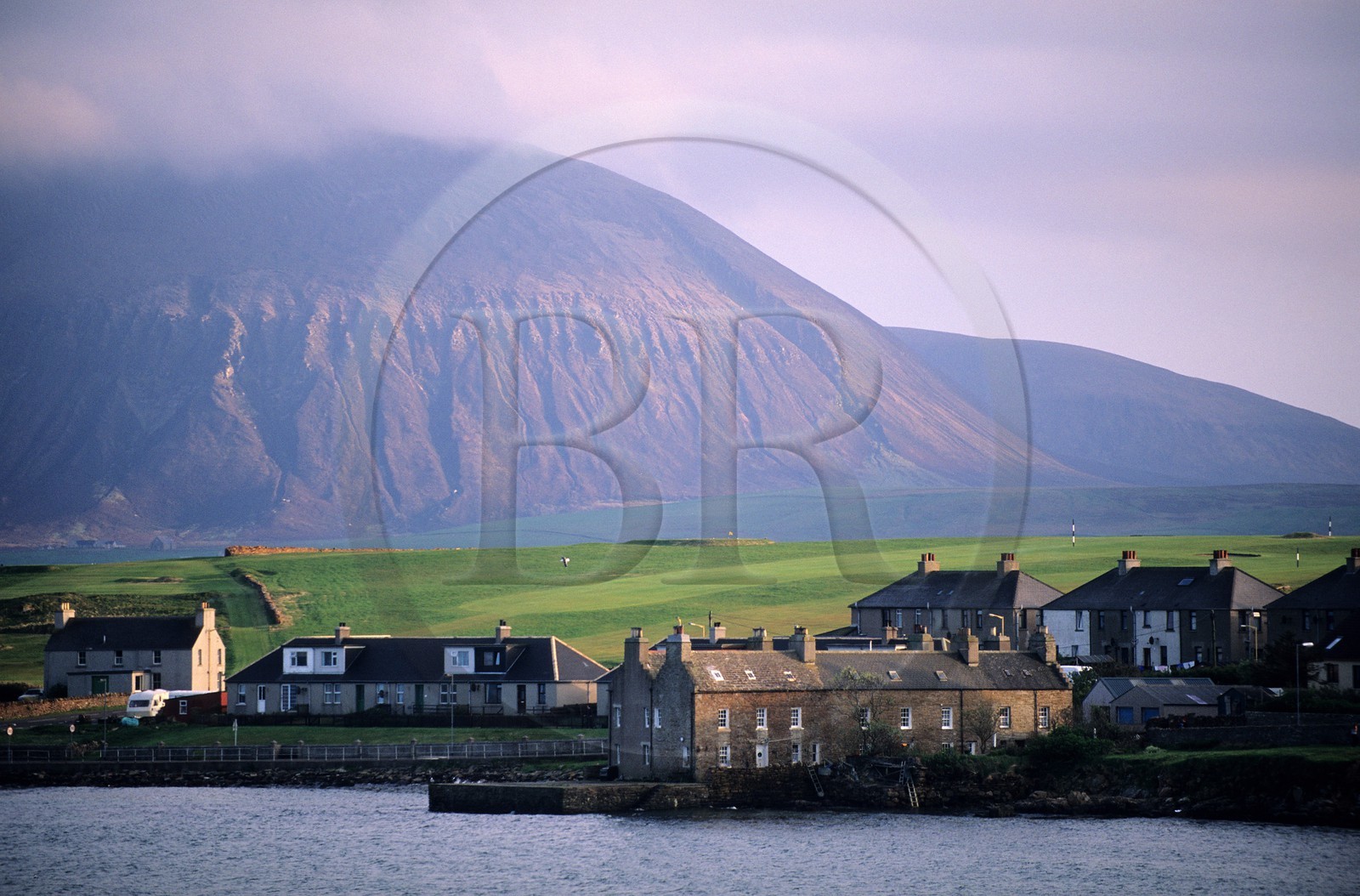 Royaume-Uni, Ecosse, îles Orcades, ville de Stromness sur Mainland et île de Hoy en arrière-plan
