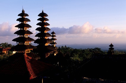 Indonésie, île de Bali, Pura (temple) Besakih, méru à toits multiples du Pura Penataran Agung se dressant vers le ciel