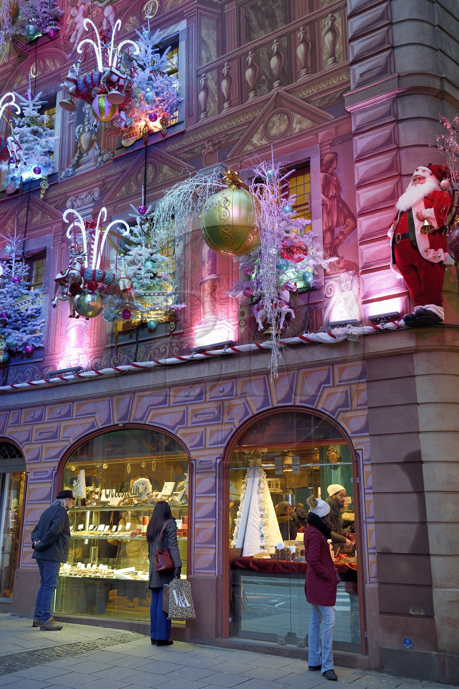 France, Bas-Rhin (67), Strasbourg, vieille ville classée au Patrimoine Mondial de l'UNESCO, facade décorée pour Noel de la patisserie Christian rue de l'Outre