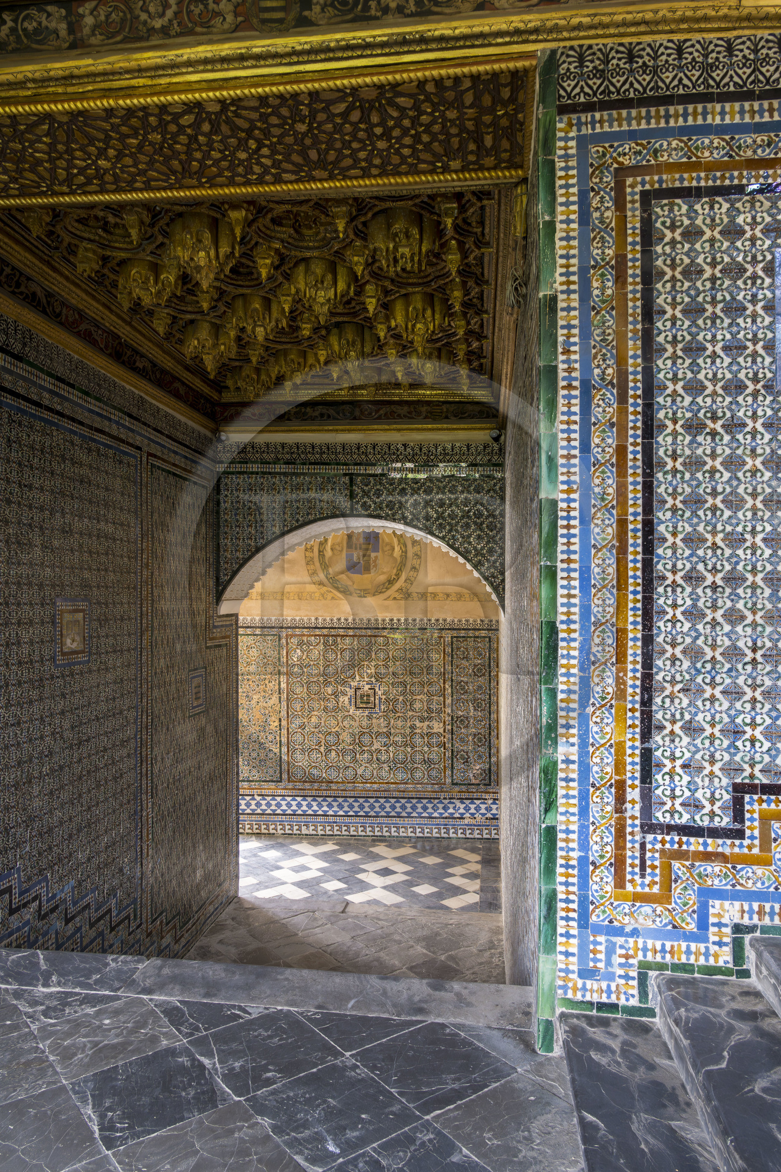 Espagne, Andalousie, Séville, la Casa de Pilatos (la maison de Pilate), palais de style mudéjar, la cage d'escalier est pourvue d'un riche décor d’azulejos du XVIe siècle et surmontée d'un plafond de marqueterie