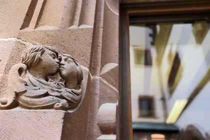 Germany, Baden-Wurttemberg, Freiburg im Breisgau, sculpture of lovers in the City Hall (Rathaus)