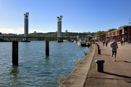 France, Seine-Maritime (76), Rouen, le pont levant Gustave Flaubert sur la Seine et les quais