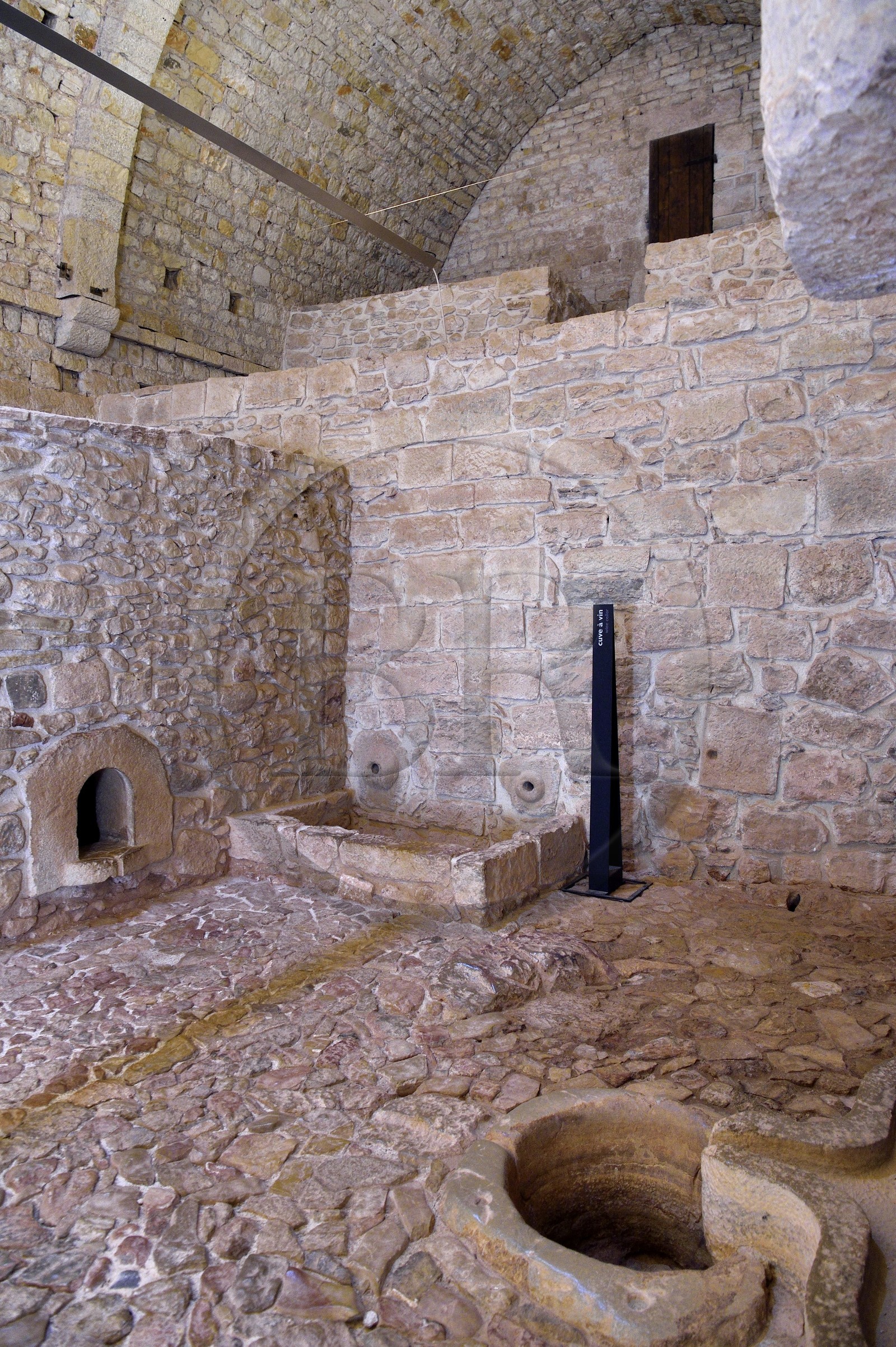 France, Var (83), Abbaye cistercienne du Thoronet, cuve à vin dans le cellier