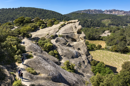 France, Vaucluse (84), Dentelles de Montmirail, Beaumes-de-Venise, le Rocher Rocalinaud, curiosité géologique en grès et habitat troglodytique du néolithique au moyen-âge, les Dentelles Sarrasines et la montagne du Clapis en arrière plan (vue aérienne)