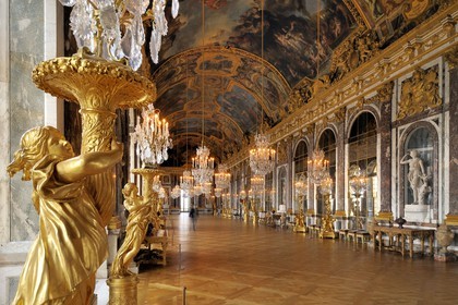 France, Yvelines (78), château de Versailles, classé Patrimoine Mondial de l'UNESCO, Galerie des Glaces (longueur 73m et largeur 10,50m) avec 17 fenêtres et 357 miroirs, architecte Jules Hardouin-Mansart (1678 - 1684)