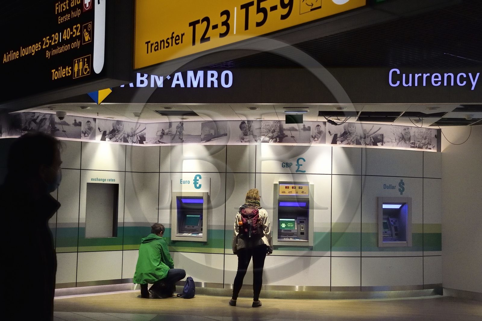 Hollande, Amsterdam, aéroport de Schiphol, distributeur de billets en euros €, livres sterling £ et dollars $