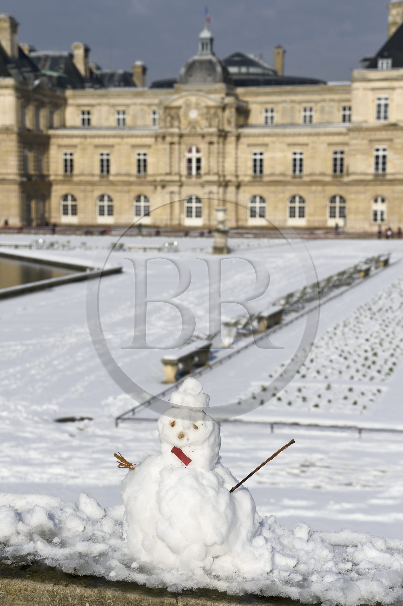 France, Paris (75), quartier Saint-Michel, le jardin du Luxembourg, bonhomme de neige devant le palais du Sénat
