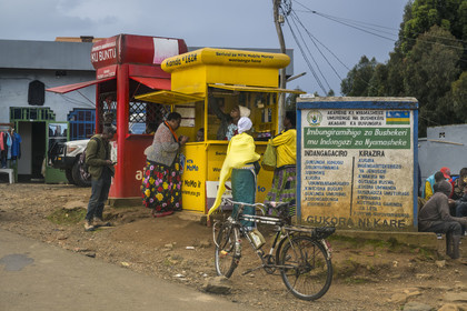 Rwanda, Province de l’Ouest, Gisakura, kiosque de vente du très populaire service de paiement mobile lié à la carte SIM du téléphone mobile du nom de MTN Mobile Money ou MTN MoMo, il permet notamment de payer ses factures, de transférer de l'argent, de déposer ou de retirer de l'argent mais aussi d'acheter des crédits ou des forfaits