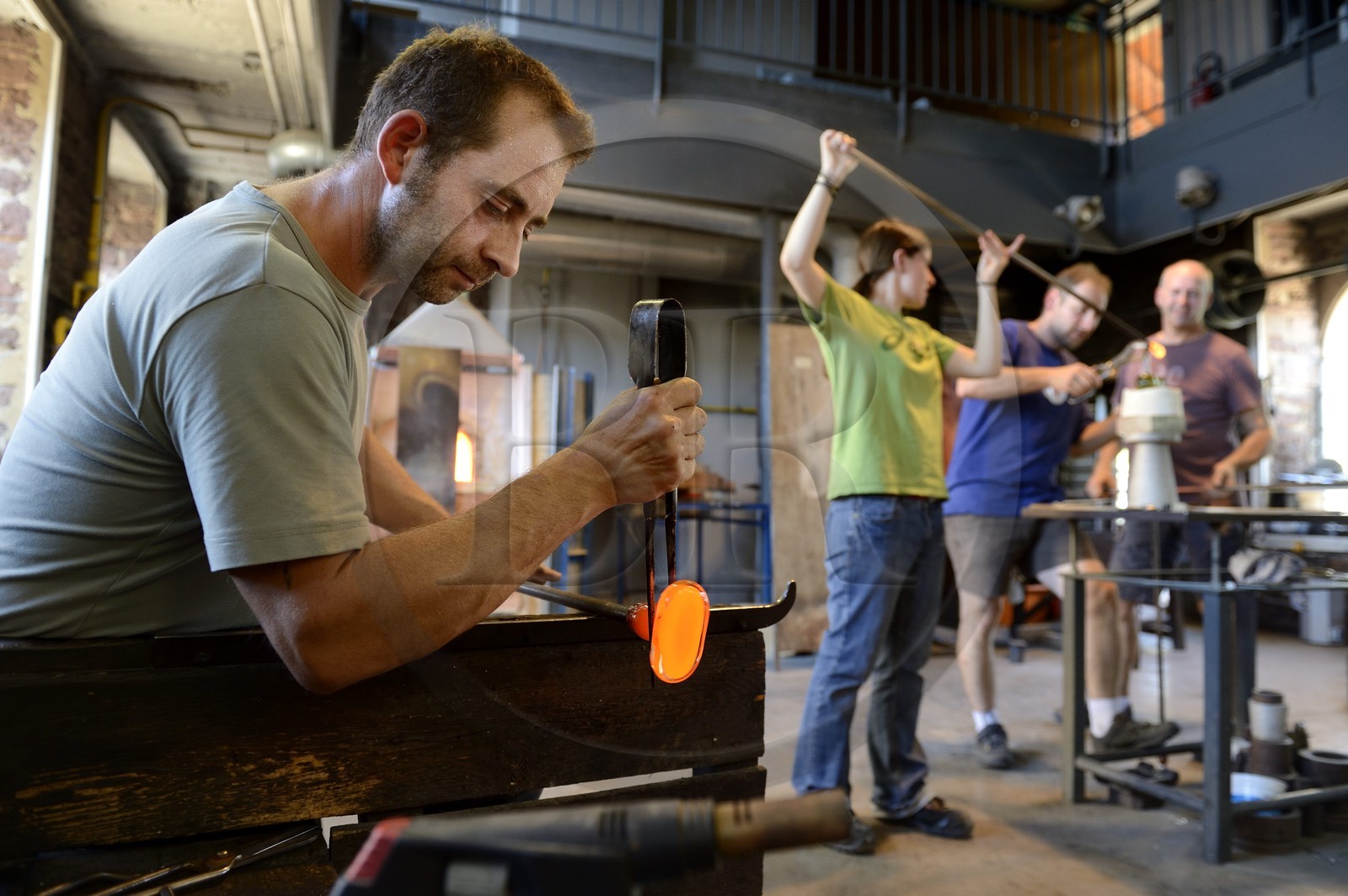 France, Moselle (57), Meisenthal, Centre international d'Art verrier (CIAV), fabrication d'une boule de Noël en verre, la canne de verre est posée sur un banc appelé «gamin mécanique»