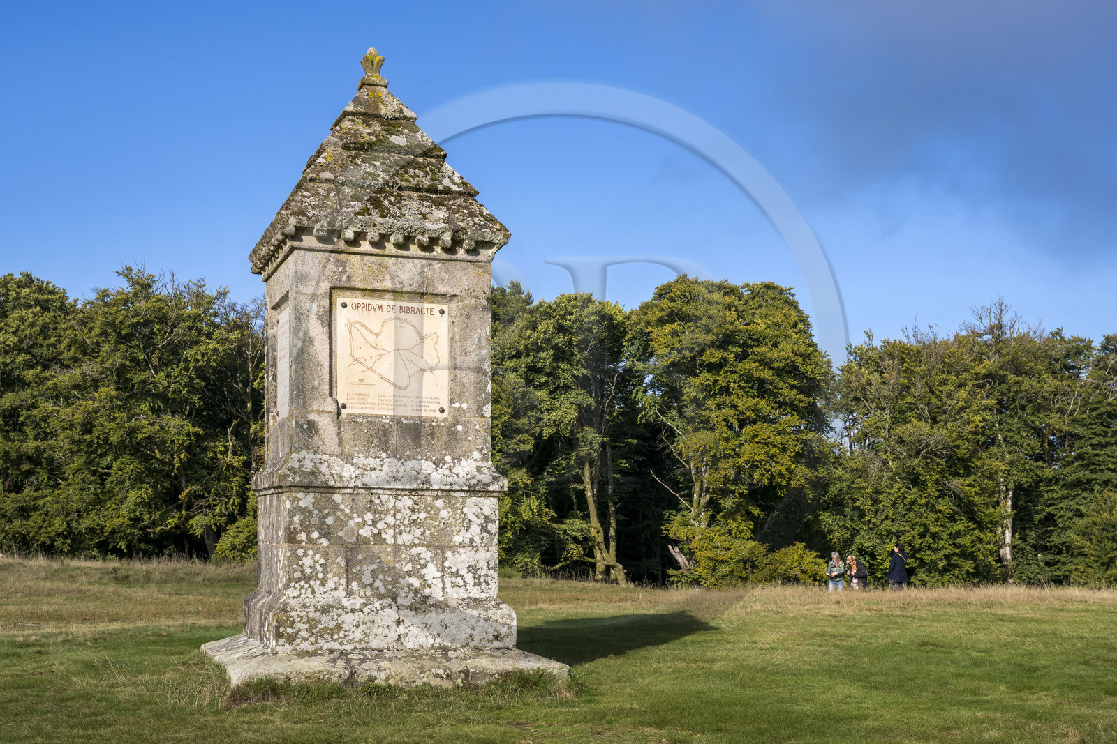 France, Saône-et-Loire (71), parc naturel régional du Morvan, Saint-Léger-sous-Beuvray, oppidum de Bibracte, capitale du peuple celte des Éduens, site archéologique sur le mont Beuvray, monument à la mémoire de Jacques-Gabriel Bulliot sur l'esplanade de La Chaume