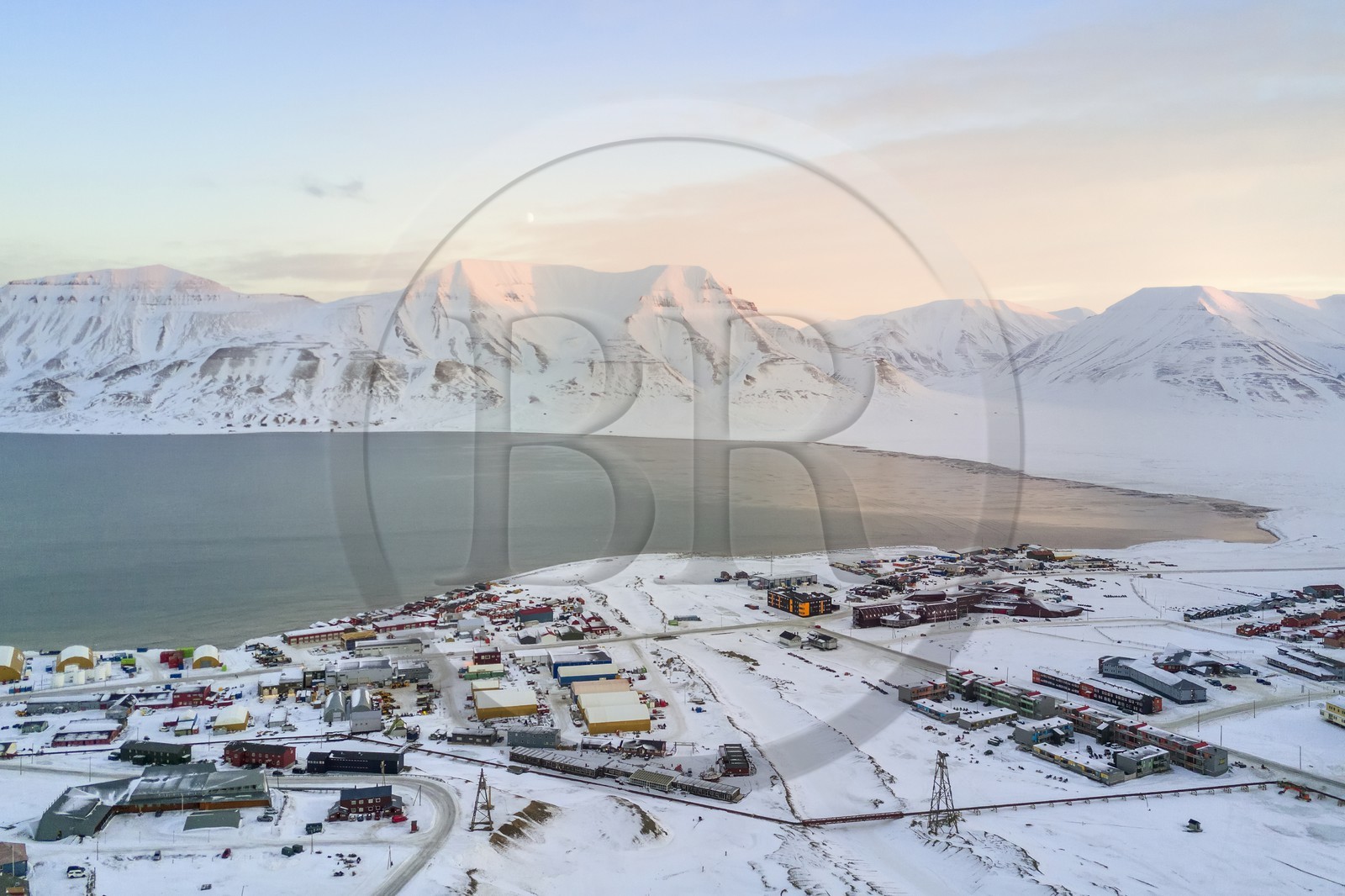 Norvège, Svalbard, Spitzberg, la ville de Longyearbyen en bordure de l'Adventfjorden (vue aérienne)