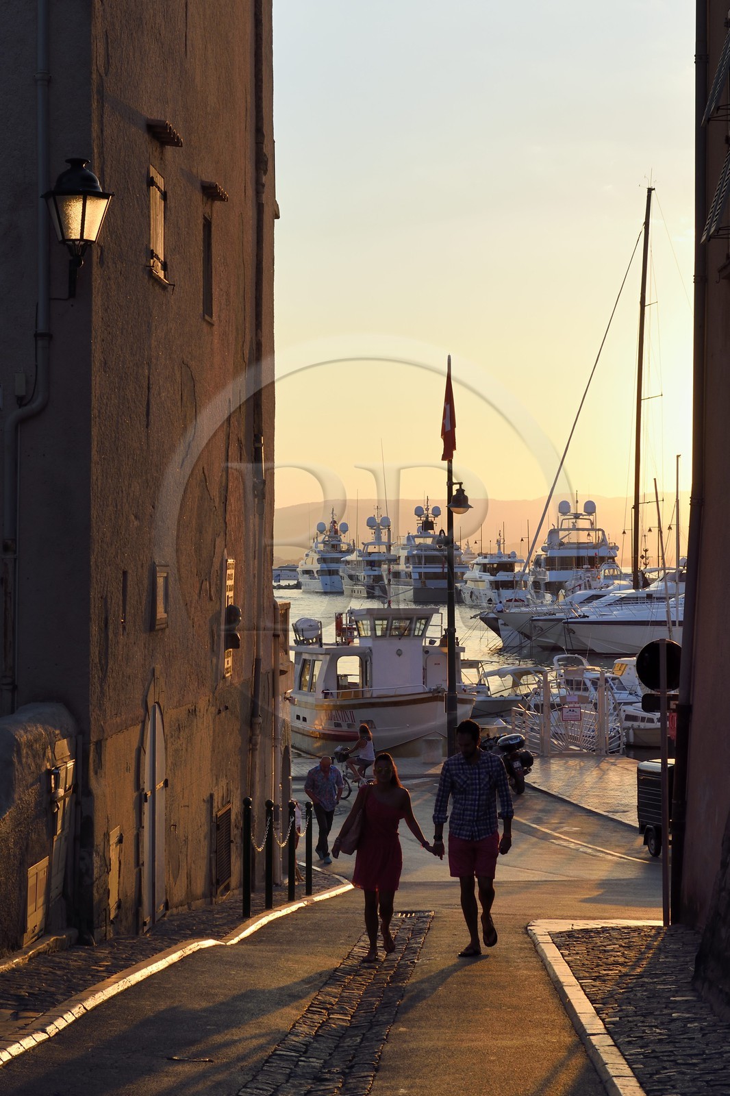France, Var, Saint-Tropez, alley joining the port from the place of the Hotel de Ville