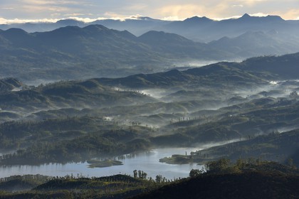 Sri Lanka, province du centre, Dalhousie, paysage sur le réservoir Maussakelle depuis le sommet du Pic d'Adam (Adam's Peak)