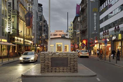 Allemagne, Berlin, quartier de Kreuzberg, Checkpoint Charlie, ancien lieu de passage entre l'est et l'ouest au temps du Mur