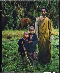 Burundi, province de Bujumbura, région d'Ijenda, vacher Tutsi avec deux de ses enfants, les Tutsi sont traditionnellement des éleveurs de vache, la vache est pour eux un animal quasiment sacré et représente l'essentiel de leur fortune avec la terre qui leur appartenait jusqu'en 1976, les vaches servent notamment au payement de la dote, lors des cérémonies il était de bon ton pour les femmes de porter de lourds bracelets aux chevilles et aux bras afin d'avoir l'élégante démarche de la vache (reproduction plan-film inversible 4x5)