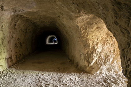 France, Alpes-de-Haute-Provence (04), Parc Naturel Régional du Verdon, Rougon, Grand Canyon du Verdon, le tunnel du Baou qu'emprunte le sentier Blanc-Martel sur le GR4 le long du couloir Samson