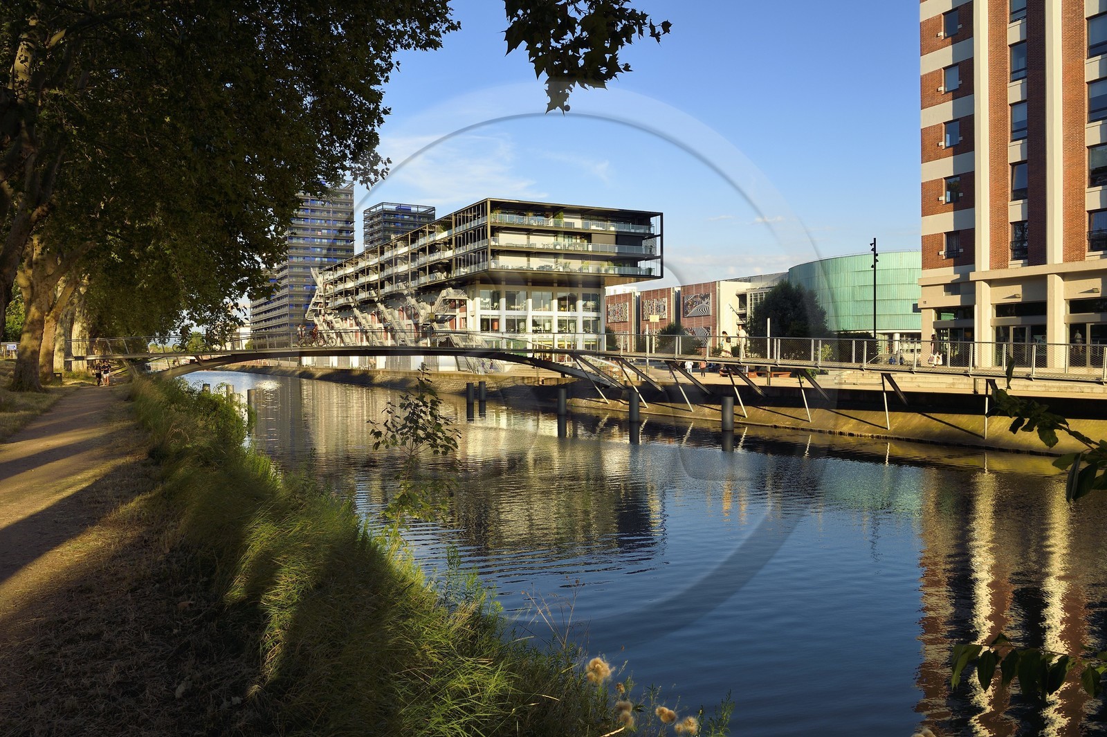France, Bas Rhin, Strasbourg, development of port du Rhin (Rhine's harbour) and conversion of breakwater of Bassin d'Austerlitz, presqu'ile Malraux (Malraux peninsula), former Mole Seegmuller warehouse turned into commerce and residential flats, on the edge of the Austerlitz basin
