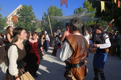 France, Seine et Marne (77), Les Médiévales de Provins, ville classée Patrimoine Mondial de l'UNESCO, bal sur la place du Châtel
