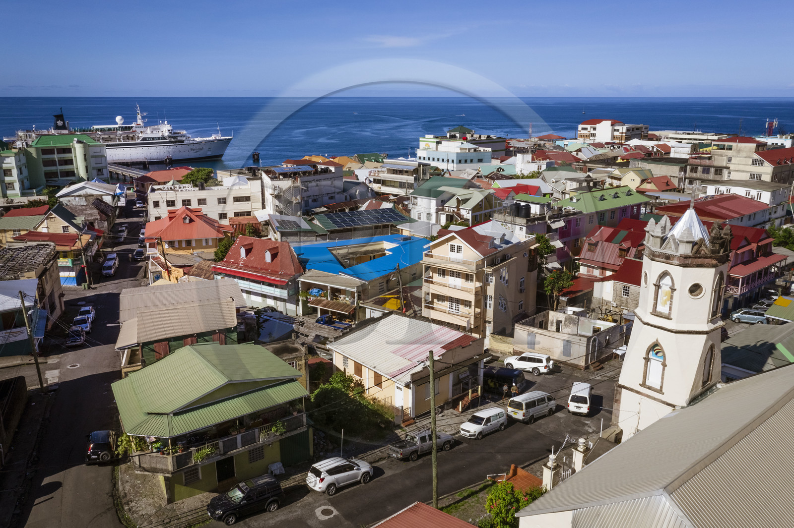 Caraïbes, Ile de la Dominique, la capitale Roseau, le Quartier français, rues du quartier central derrière le port, Bethesda Methodist Church (vue aérienne)