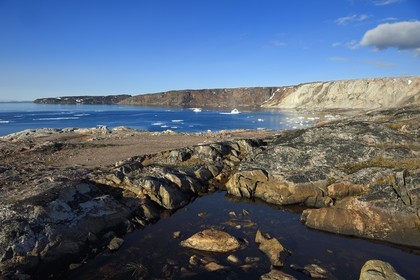 Groenland, cote Nord-Ouest, Smith sound au nord de la baie de Baffin, Inglefield Land, falaises du site de Etah dans le Foulke fjord, campement inuit aujourd'hui abandonné qui servit de base à plusieurs expéditions polaires
