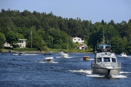 Sweden, Stockholm archipelago, speedboat in Lännerstasundet