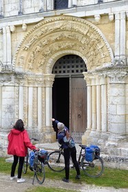 France, Charente-Maritime (17), Echillais, cyclistes faisant la véloroute La Flow Vélo devant l'église romane Notre-Dame du XIIe siècle classée monument historique