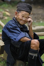 Vietnam, province de Lao Cai, région de Sapa, vallée de Ta Phin, femme très agée de la minorité Hmong Noir