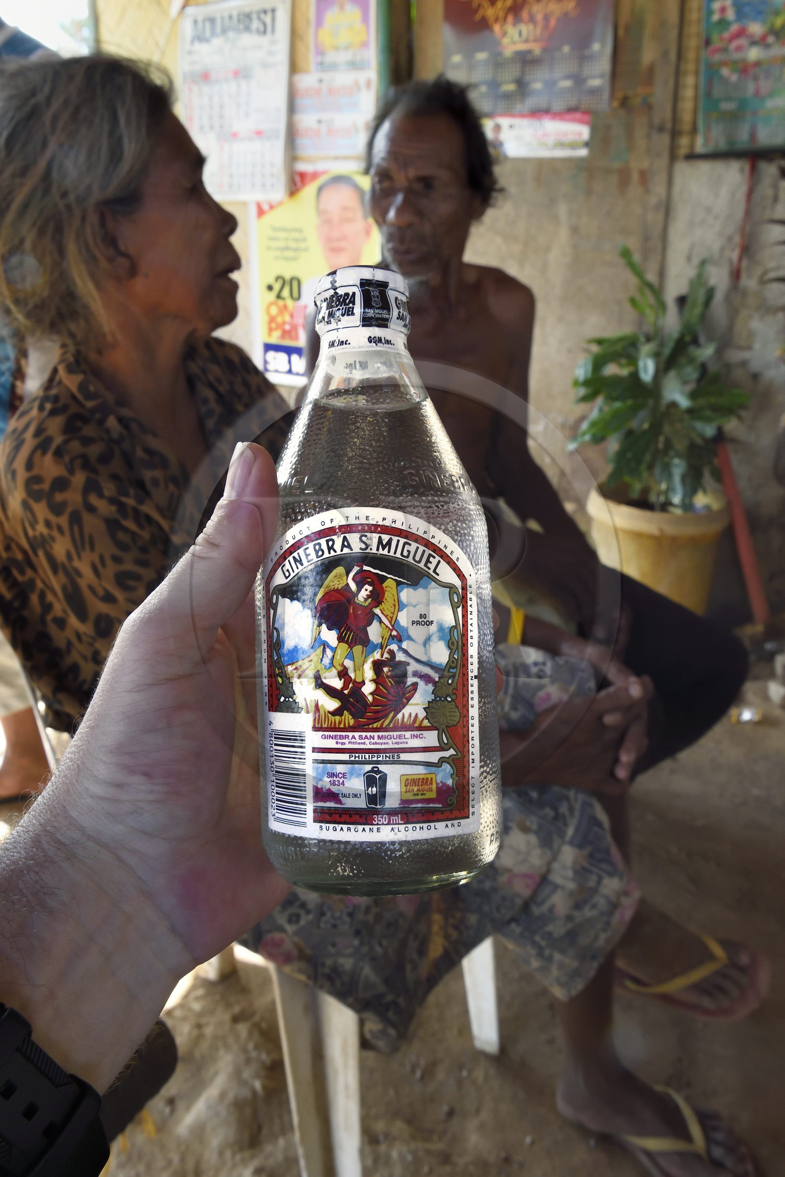 Philippines, Calamian Islands dans le nord de Palawan, Uson Island dans la baie de Coron, village de Barangay Lajala, bouteille de Gin à 40% Ginebra San Miguel