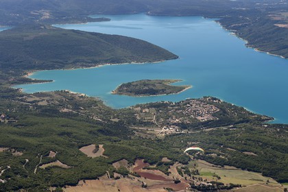 Var (83), Parc Naturel Régional du Verdon, le village de Les Salles-sur-Verdon en bordure du lac de Sainte Croix (vue aérienne)