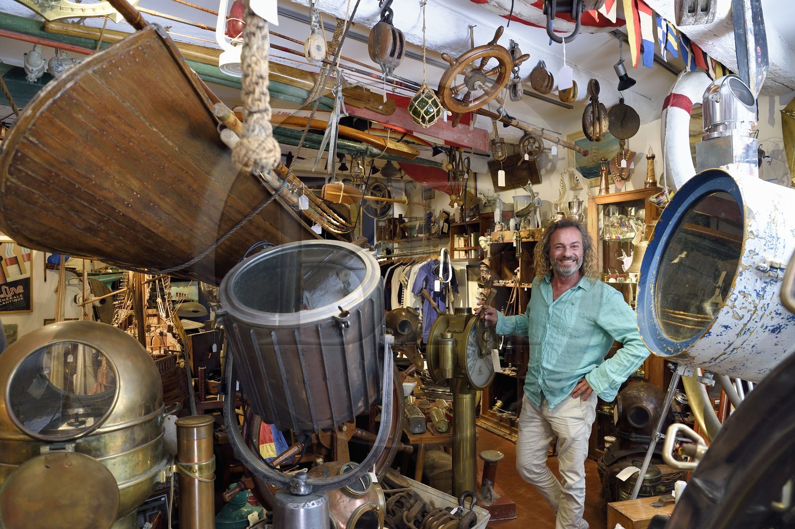 France, Var (83), Saint-Tropez, place de l'Ormeau, magasin d'antiquités marines La Vieille Mer, Walter Wolkowicz antiquaire de Marine