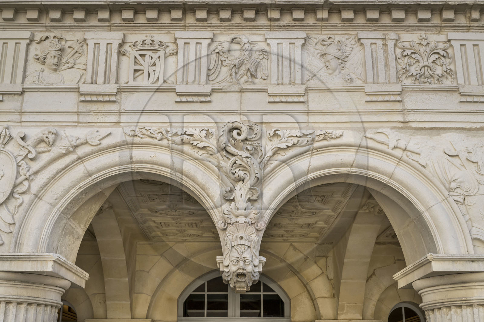 France, Charente-Maritime (17), La Rochelle, facade extérieure de style gothique flamboyant de l'Hôtel de Ville, une des clés pendantes du portique