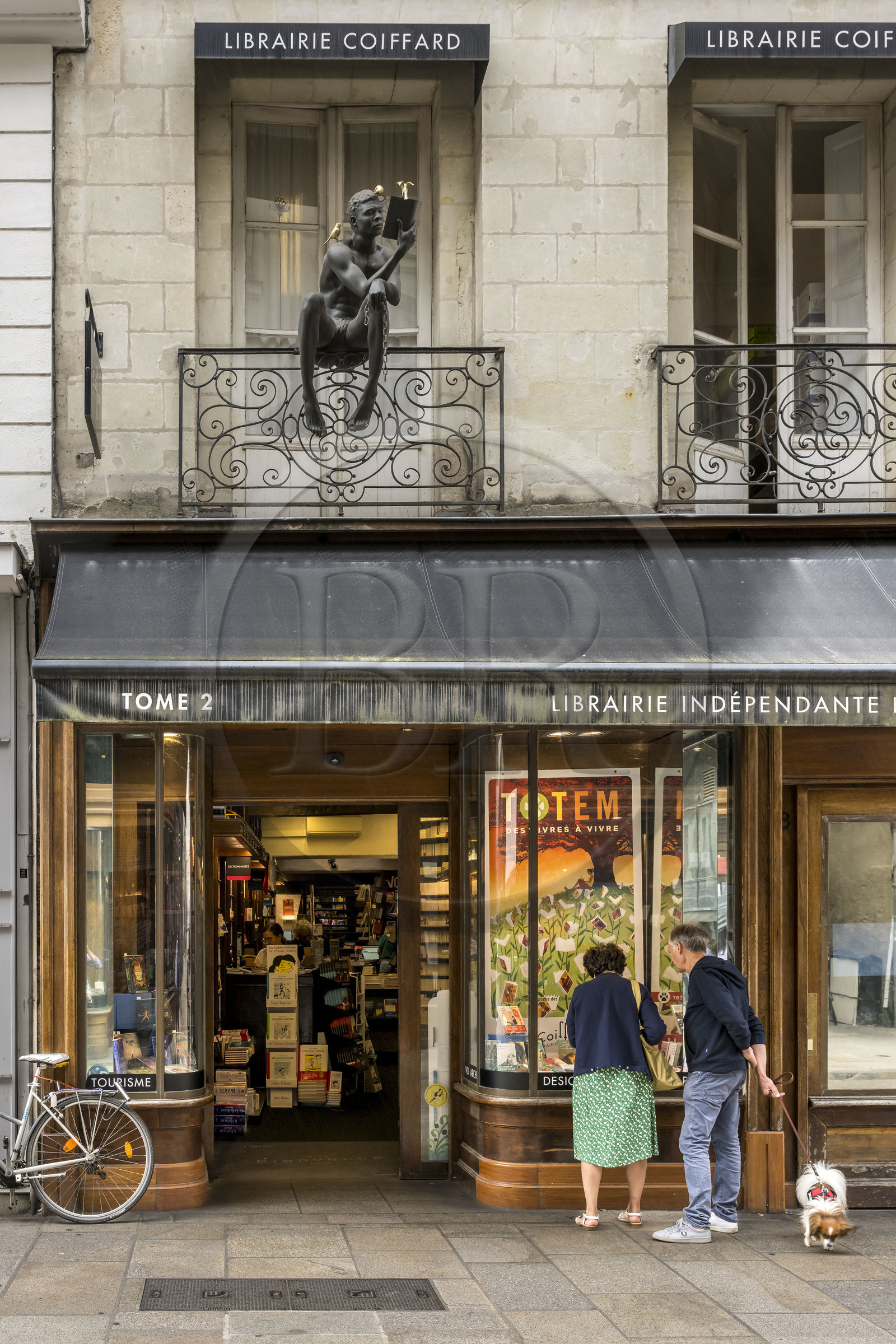France, Loire-Atlantique (44), Nantes, quartier de Graslin, librairie Coiffard rue de la Fosse, sculpture Le Liseur aux Canaris de l’artiste plasticien Stéphane Phelippot