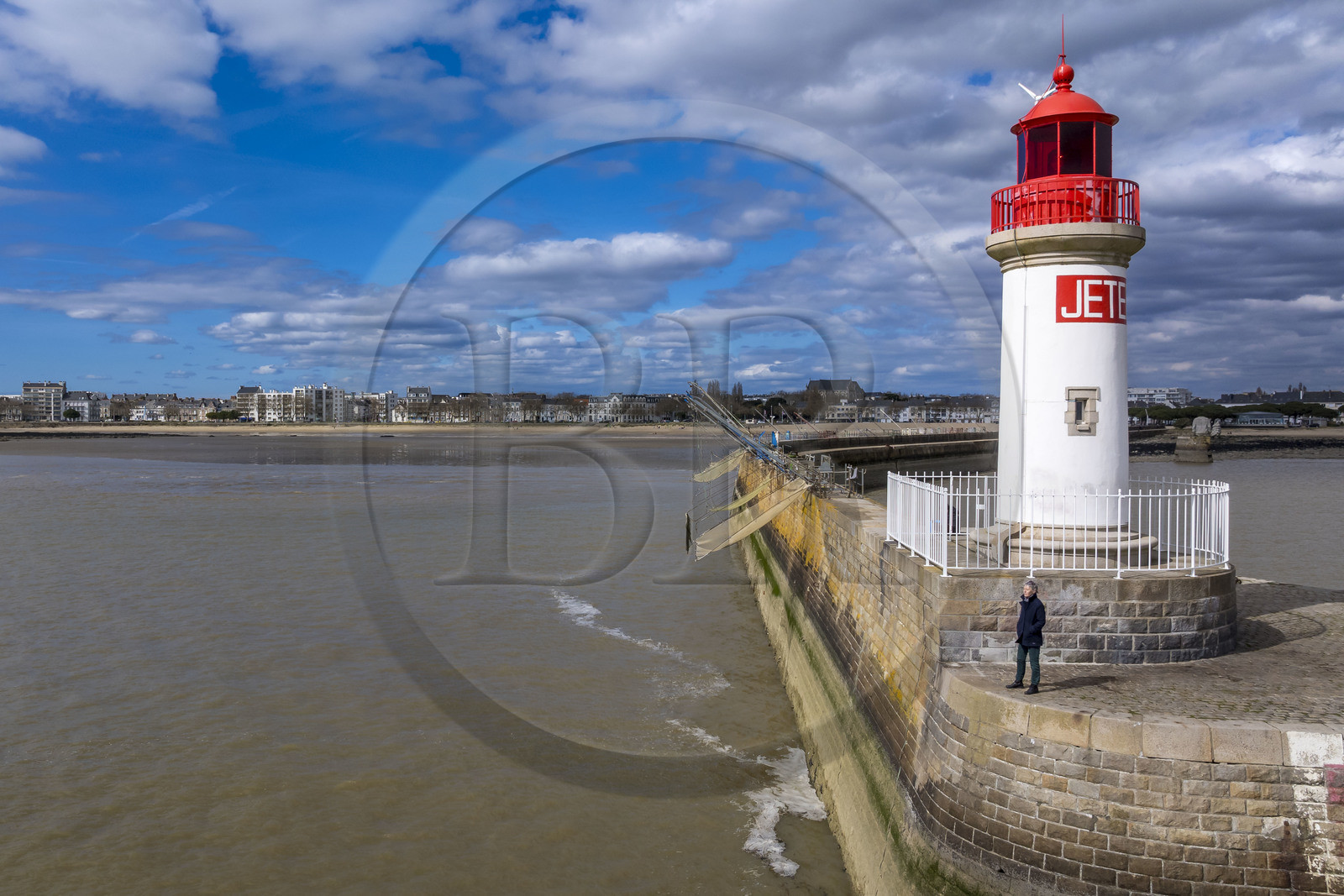 France, Loire-Atlantique (44), Saint-Nazaire, le phare de la jetée ouest sur la pince de crabes (surnom donné à l'entrée Sud au bassin portuaire par les deux jetées)(vue aérienne)