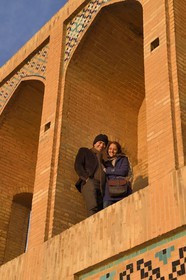 Iran, province d'Ispahan, Ispahan, Pont Khaju sur la rivière Zayandeh, couple d'amoureux
