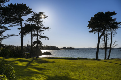 France, Côtes-d'Armor (22), Côte d'Ajoncs, Penvénan, Port Blanc, lieu dit Rocher du Voleur