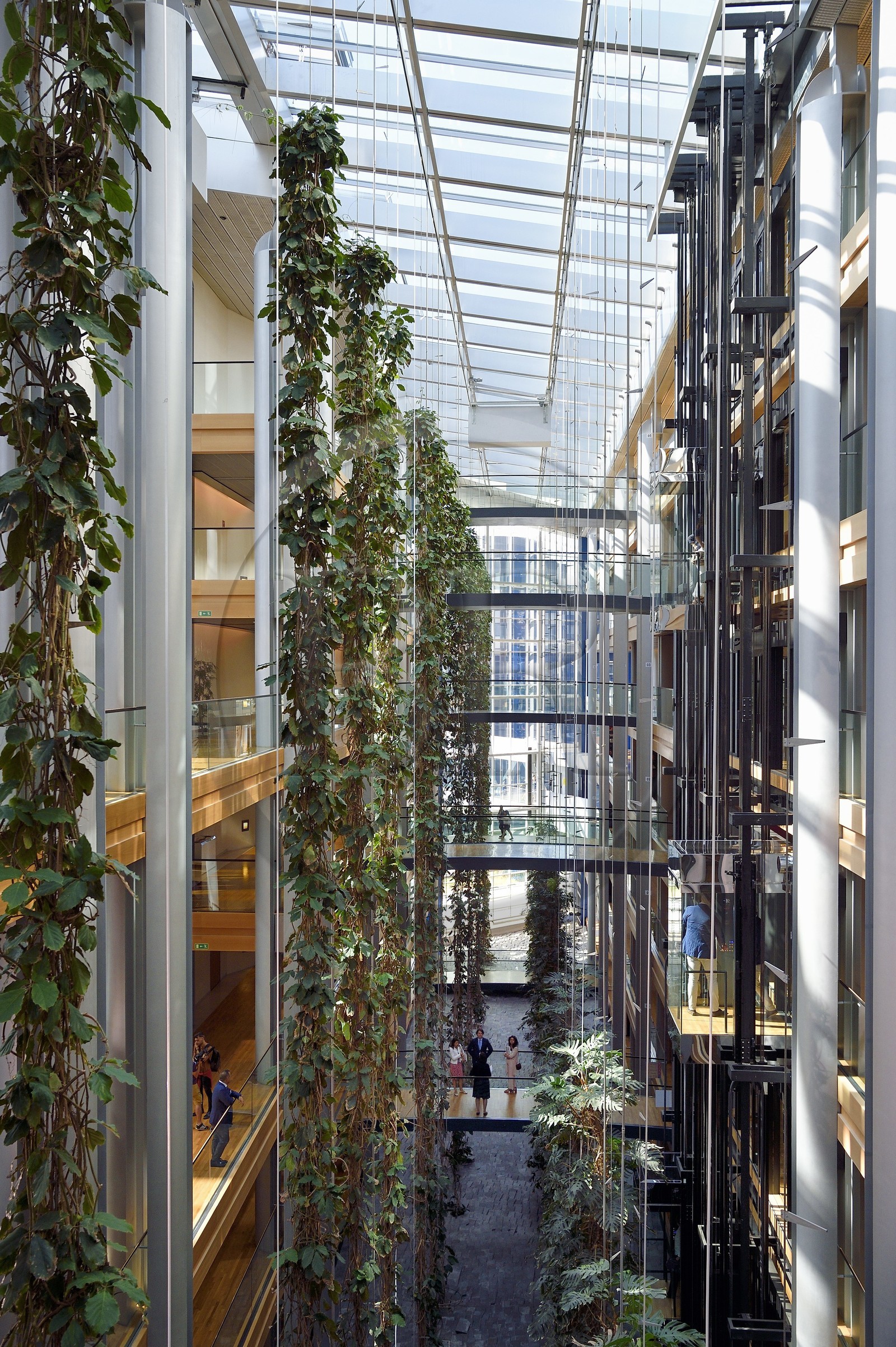 France, Bas-Rhin (67), Strasbourg, quartier européen, le Parlement européen, batiment Louise-Weiss, la grande rue (200 mètres de longueur, 26 mètres de hauteur, 9,60 de largeur)